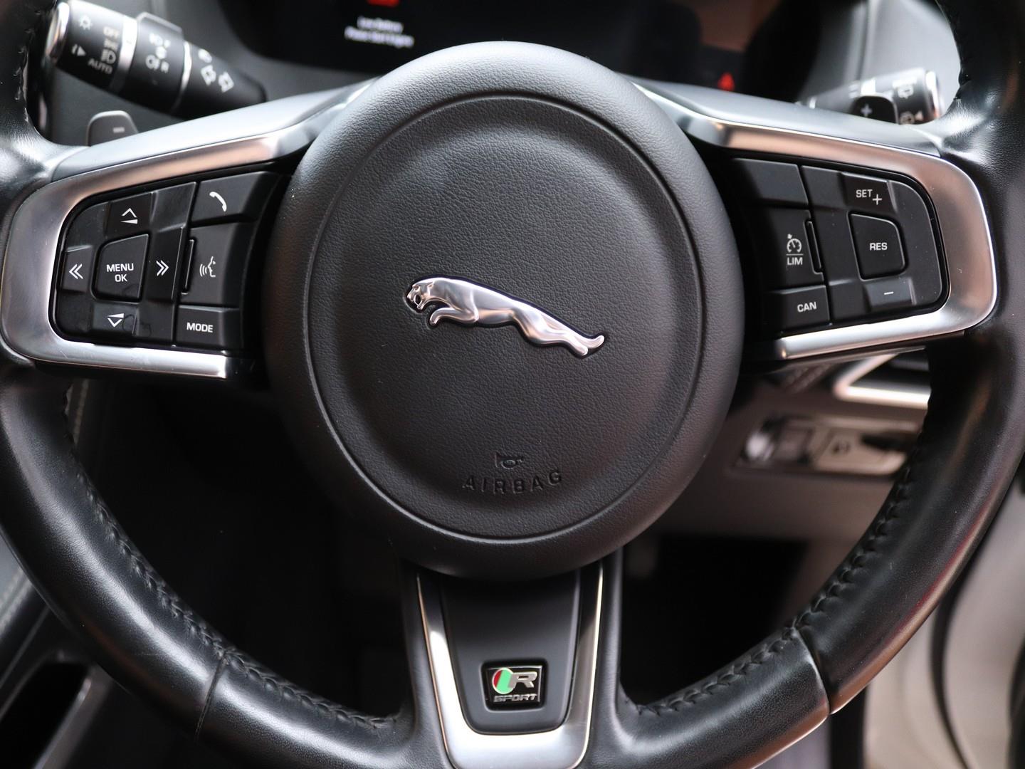 2017 Jaguar F-Pace 30d AWD R-Sport image 10