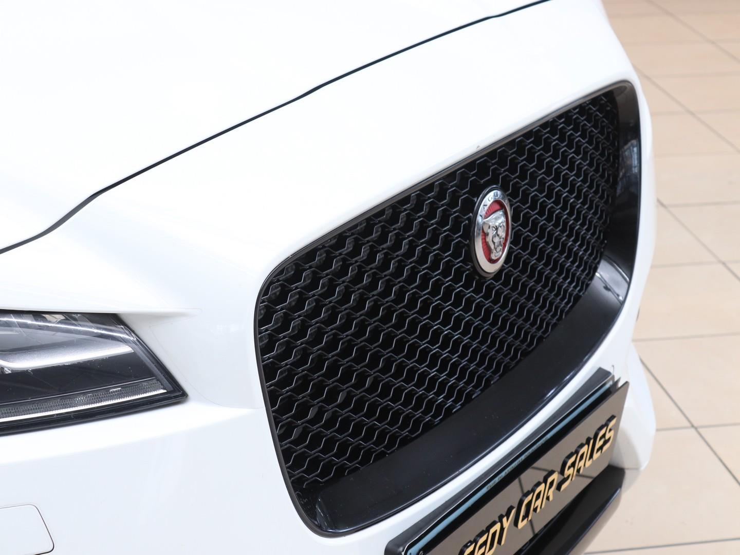 2017 Jaguar F-Pace 30d AWD R-Sport image 4
