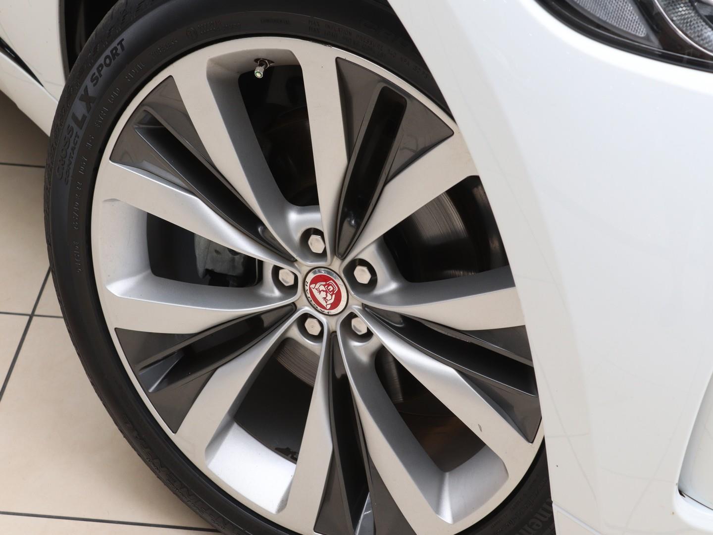 2017 Jaguar F-Pace 30d AWD R-Sport image 6