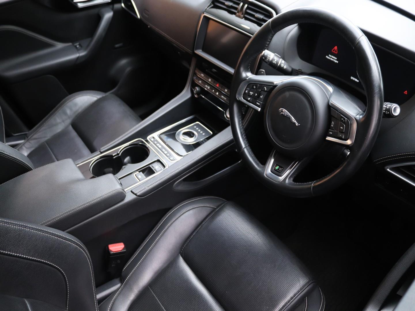 2017 Jaguar F-Pace 30d AWD R-Sport image 9