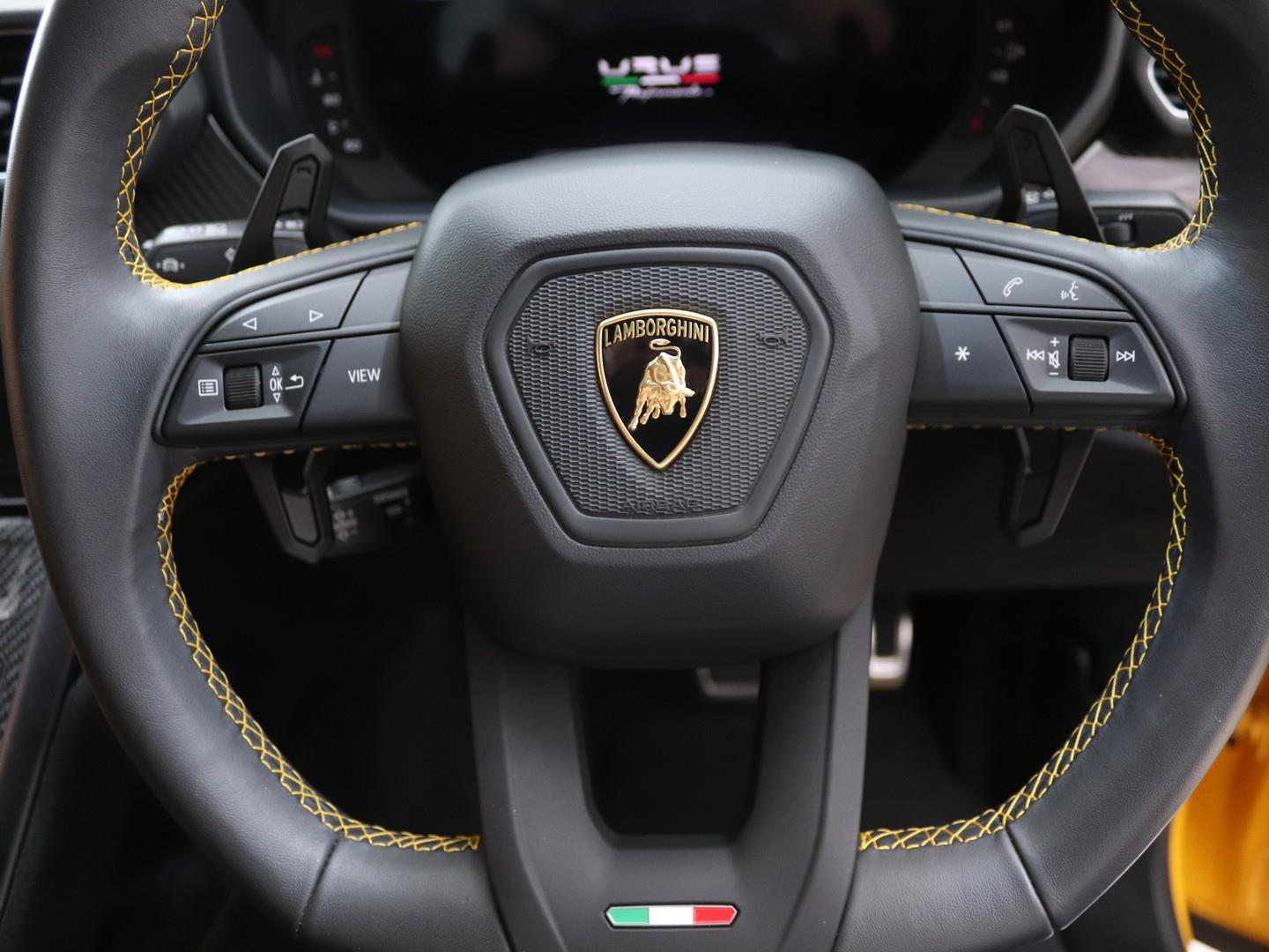 2024 Lamborghini Urus Performante image 10