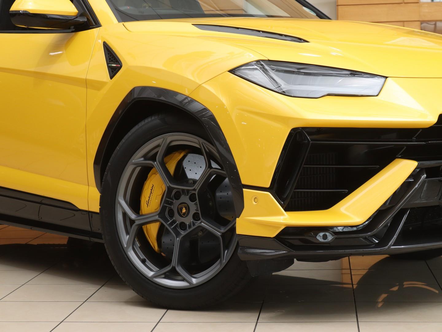 2024 Lamborghini Urus Performante image 2