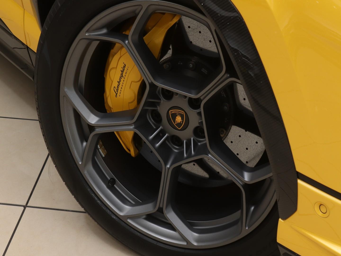 2024 Lamborghini Urus Performante image 6