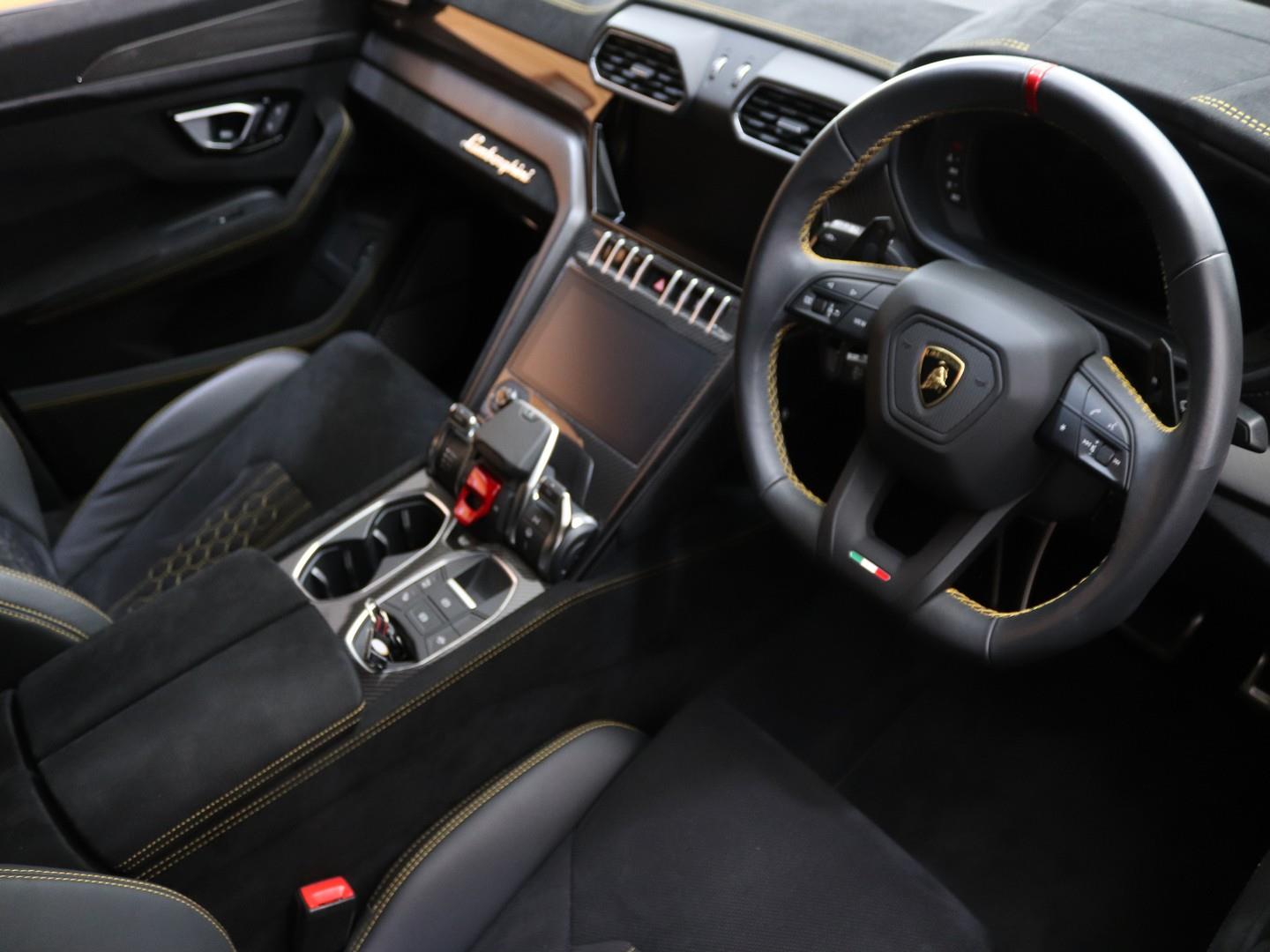 2024 Lamborghini Urus Performante image 9