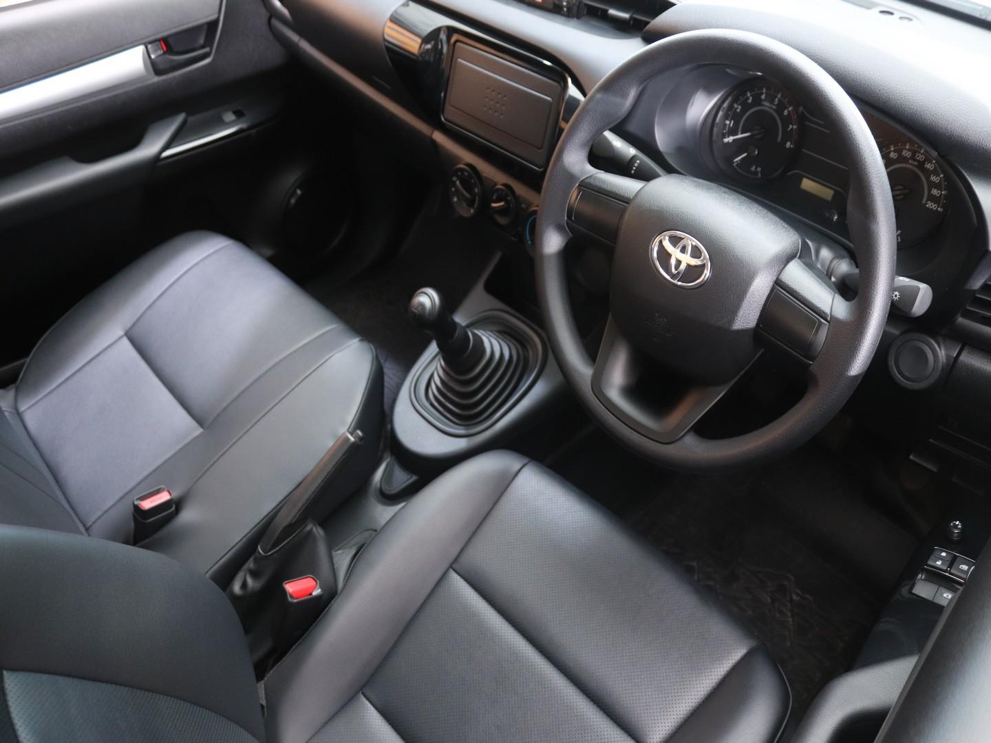 2025 Toyota Hilux 2.0 VVTi image 8