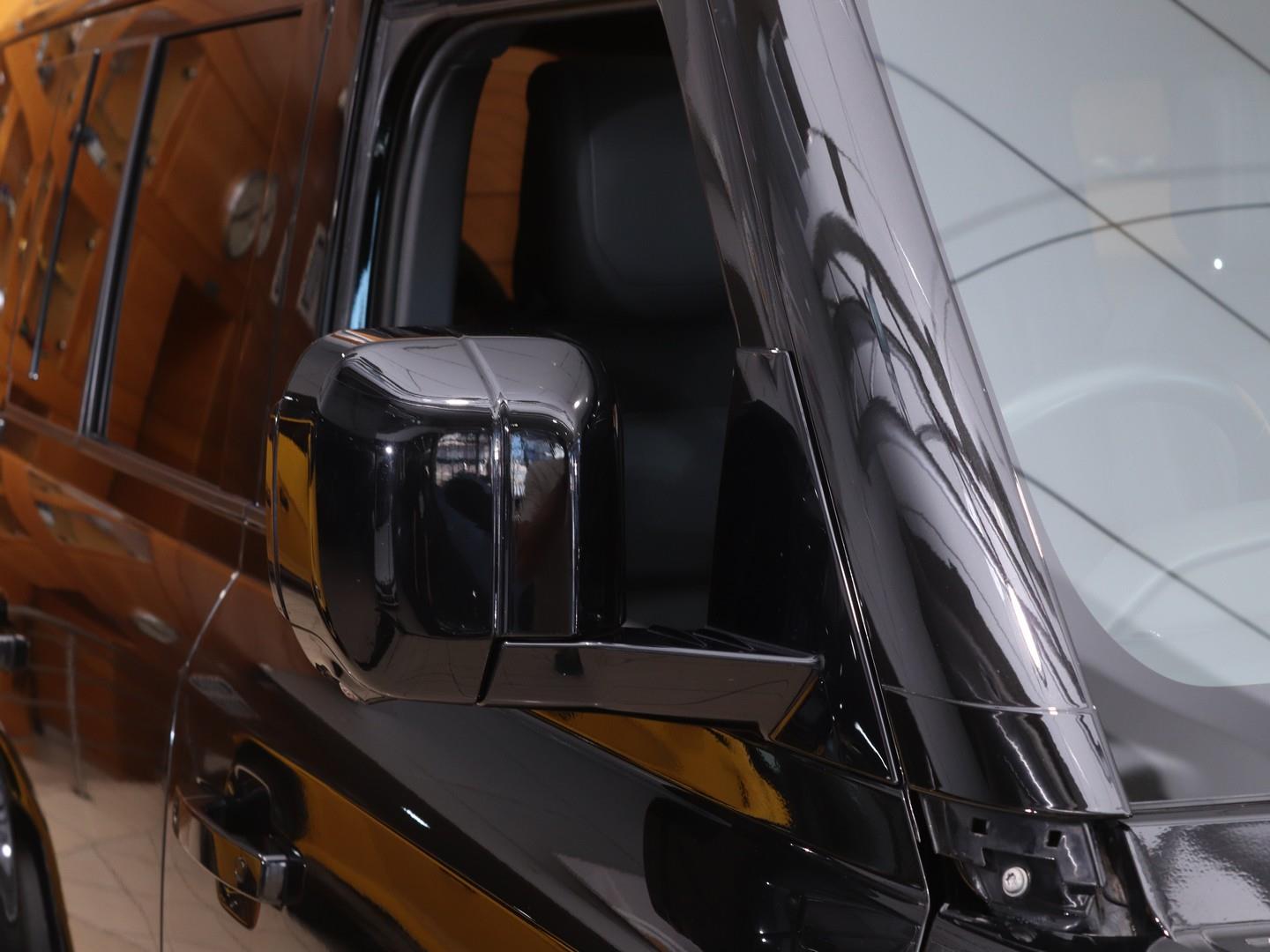 2022 Land Rover Defender 110 D300 X-Dynamic HSE image 7