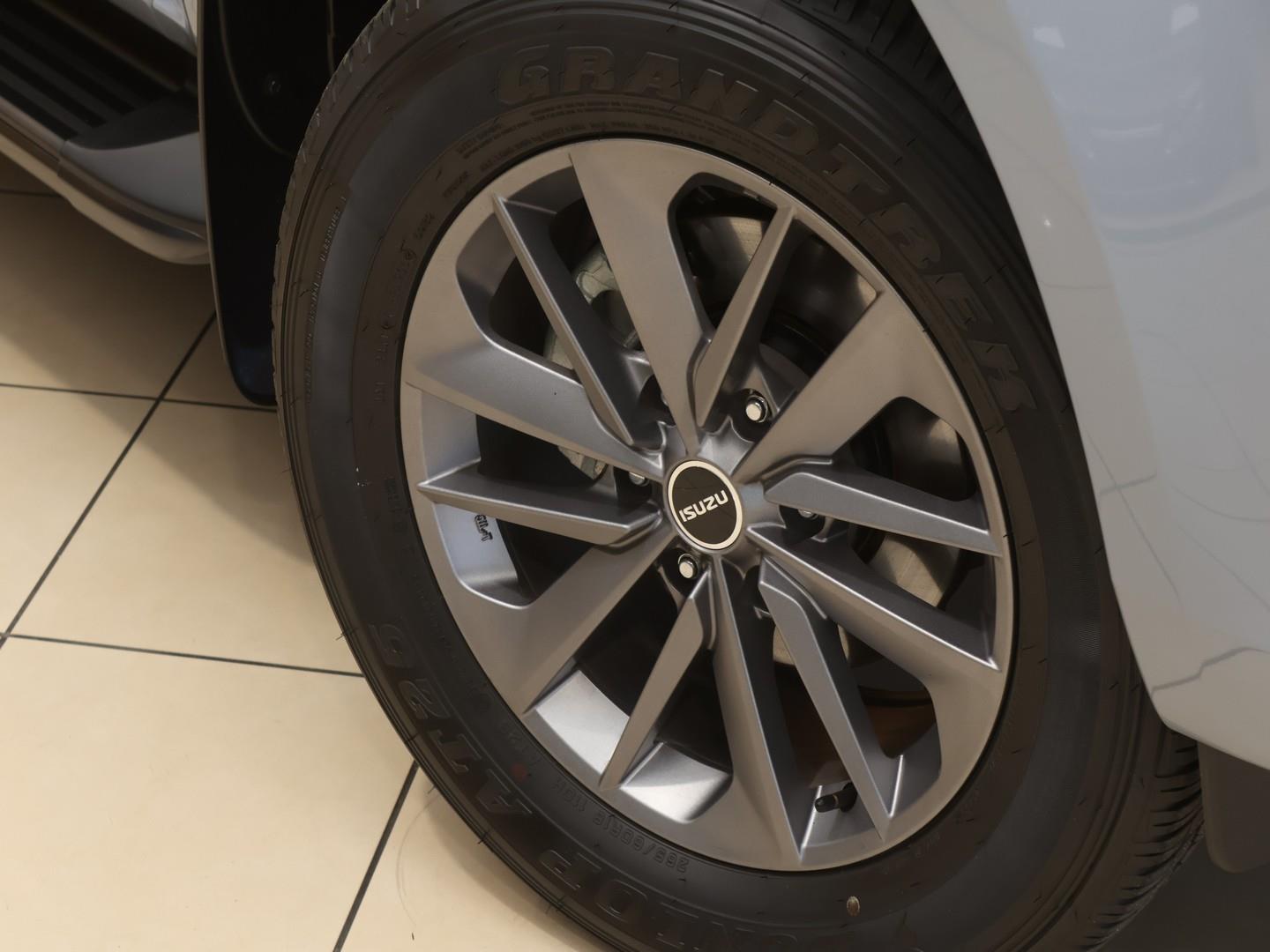 2026 Isuzu mu-X 1.9TD LS image 6