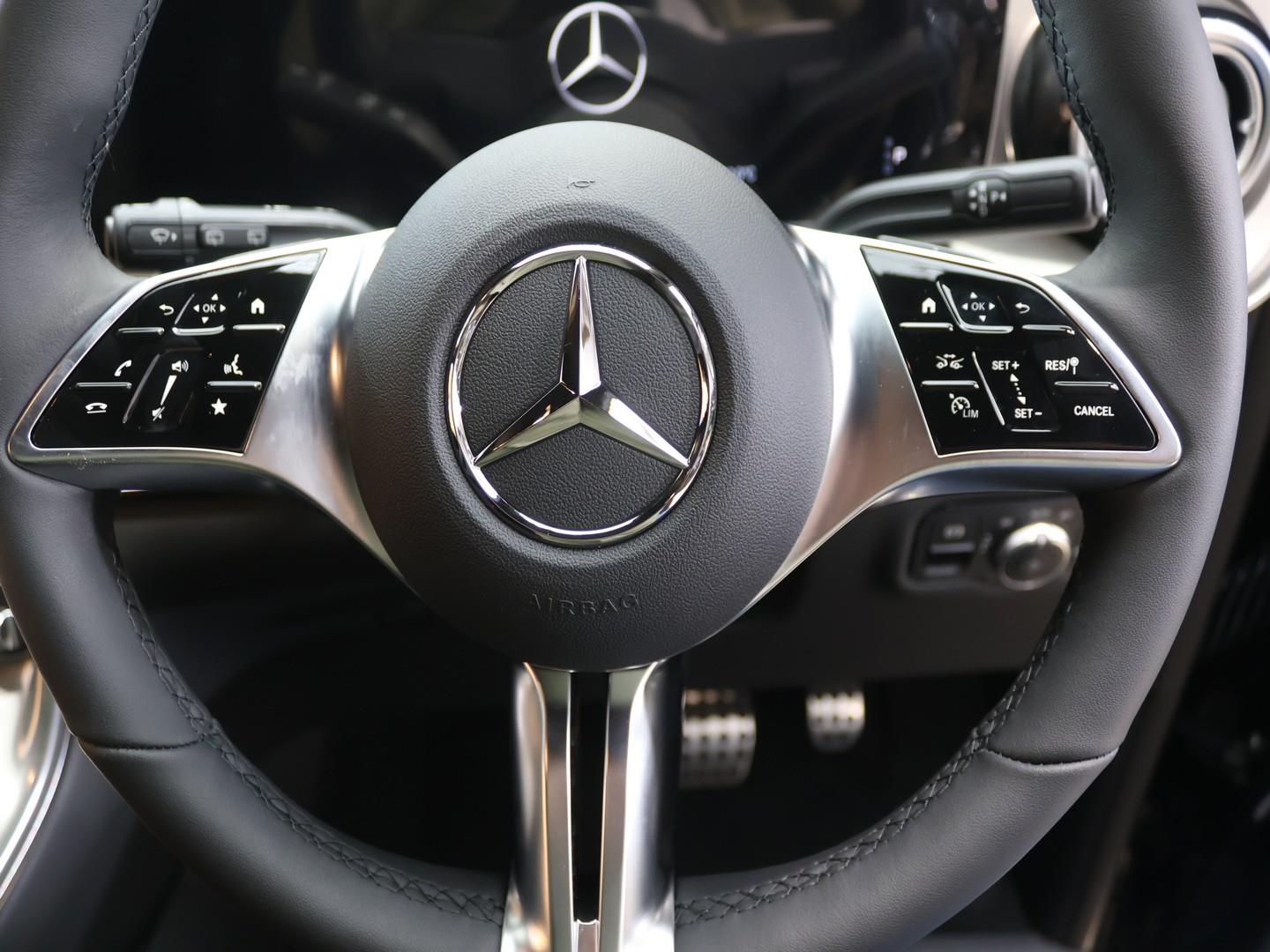 2026 Mercedes-Benz V-Class V300d Exclusive image 10