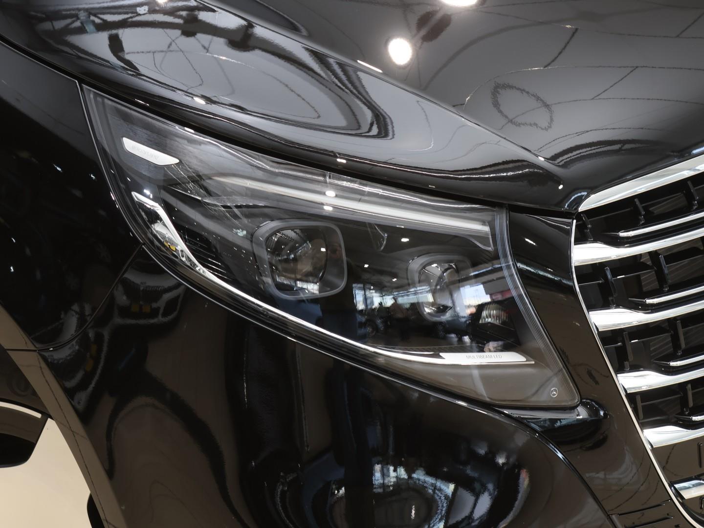 2026 Mercedes-Benz V-Class V300d Exclusive image 4