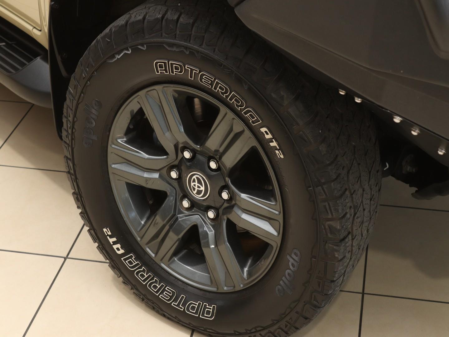 2022 Toyota Hilux 2.8GD-6 Double Cab Raider auto image 6
