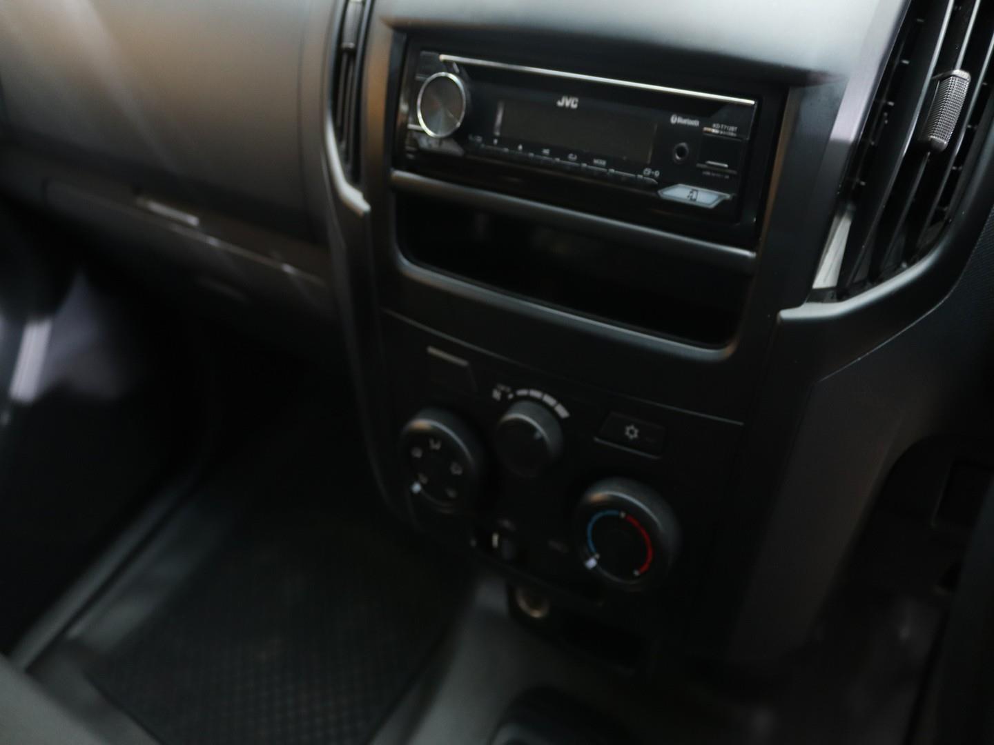 2022 Isuzu D-Max 250 Fleetside Safety image 11