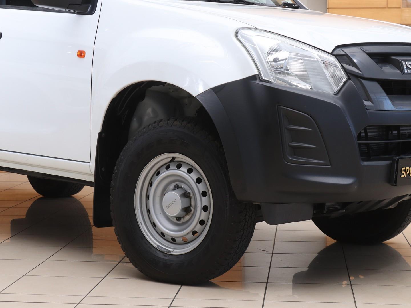 2022 Isuzu D-Max 250 Fleetside Safety image 2