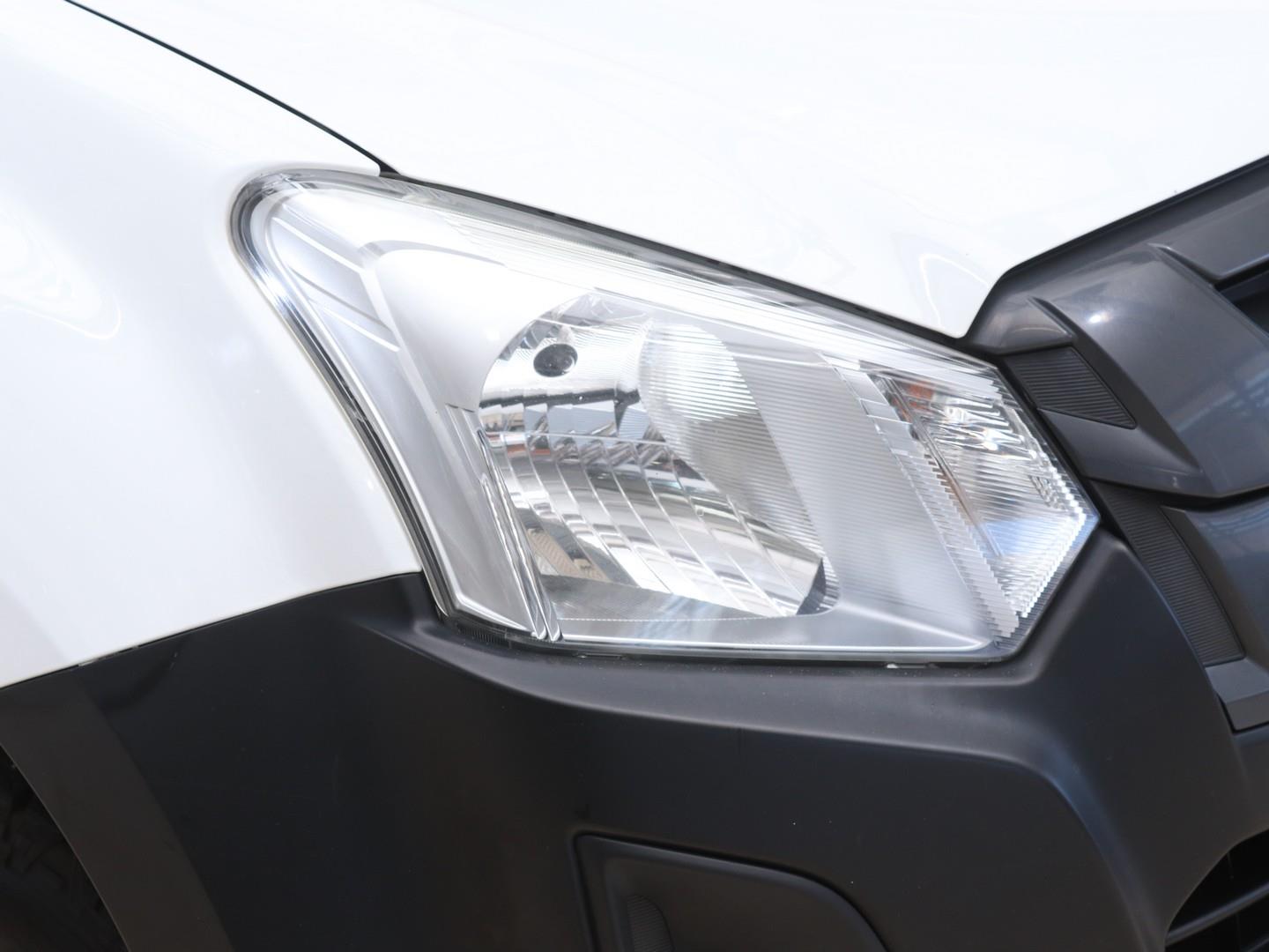 2022 Isuzu D-Max 250 Fleetside Safety image 5