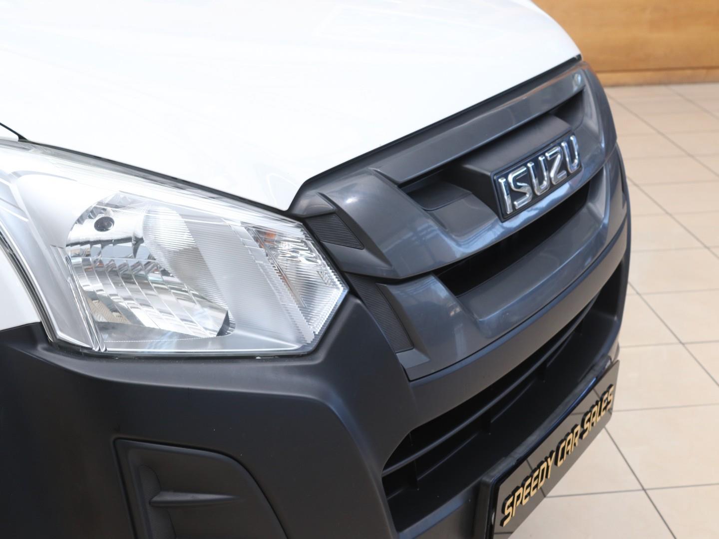 2022 Isuzu D-Max 250 Fleetside Safety image 6