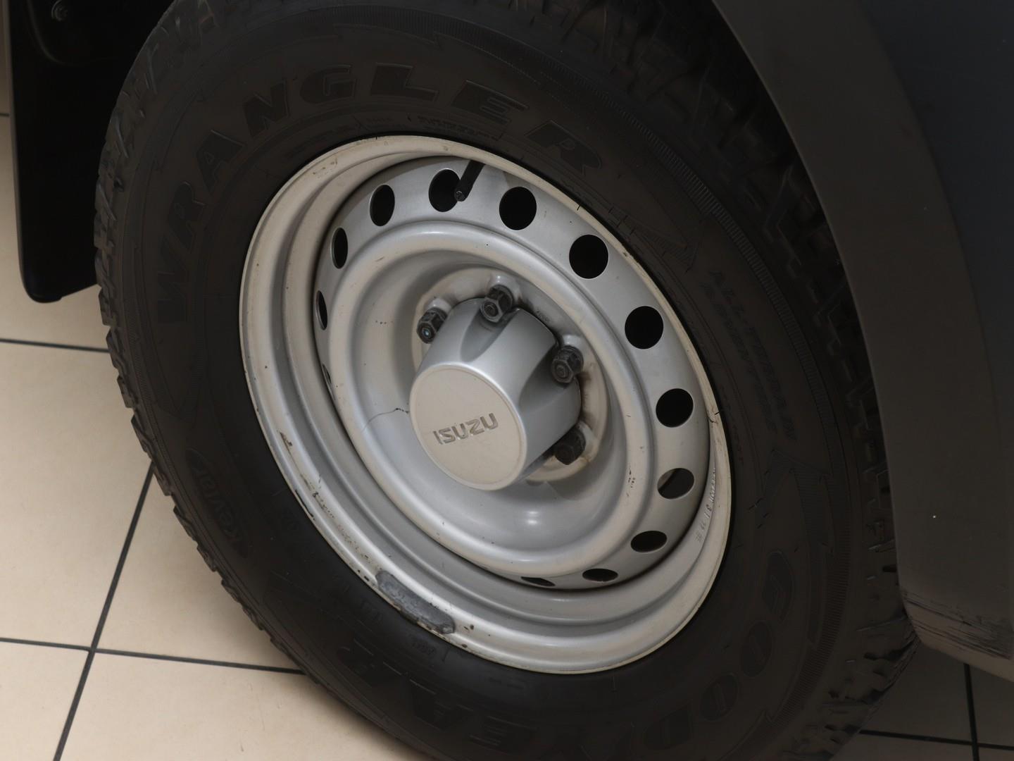 2022 Isuzu D-Max 250 Fleetside Safety image 7