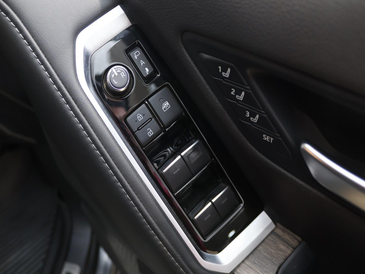 2023 Toyota Land Cruiser 300 3.5T ZX image 9