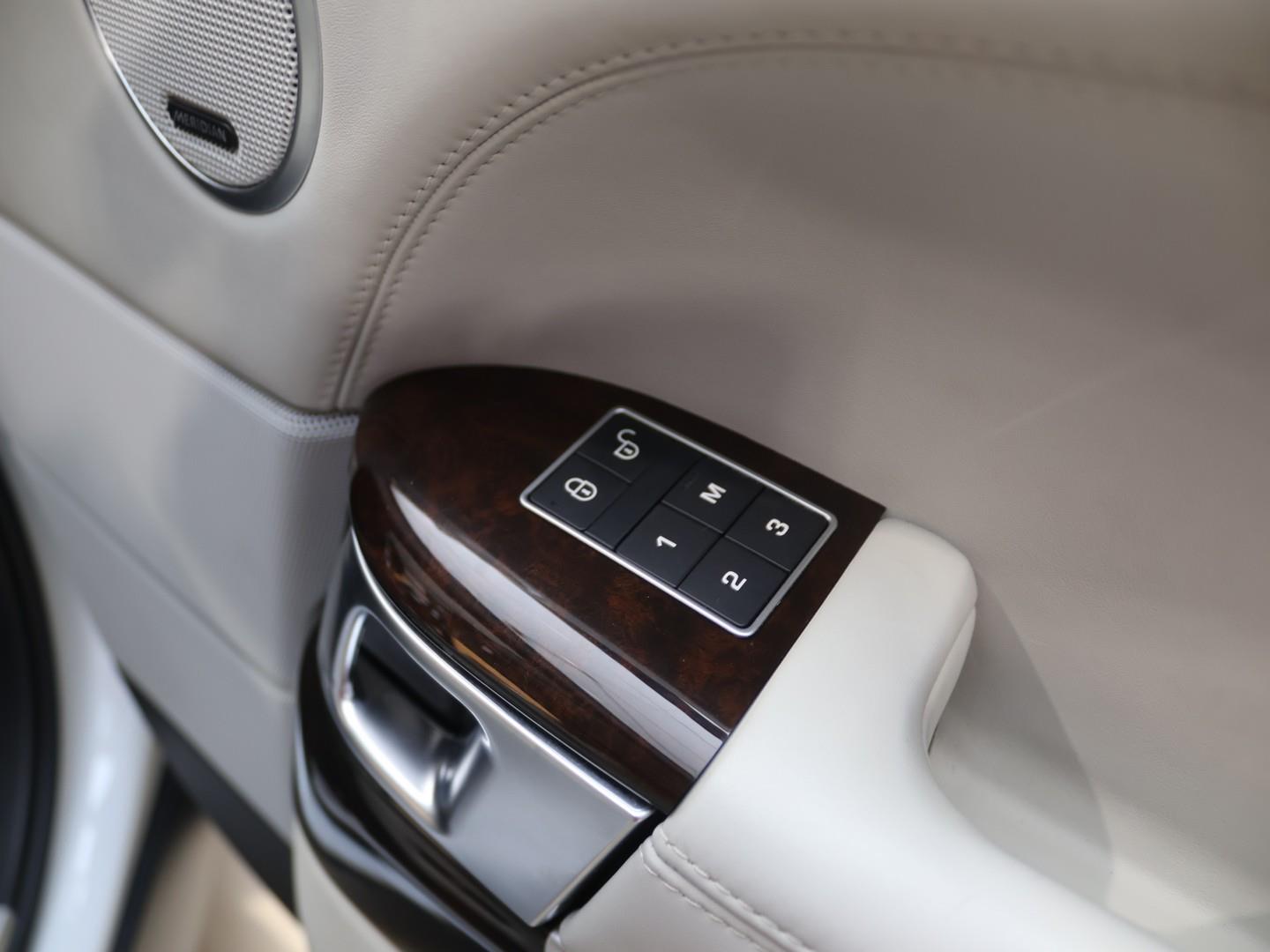 2017 Land Rover Range Rover Vogue SE Supercharged image 10