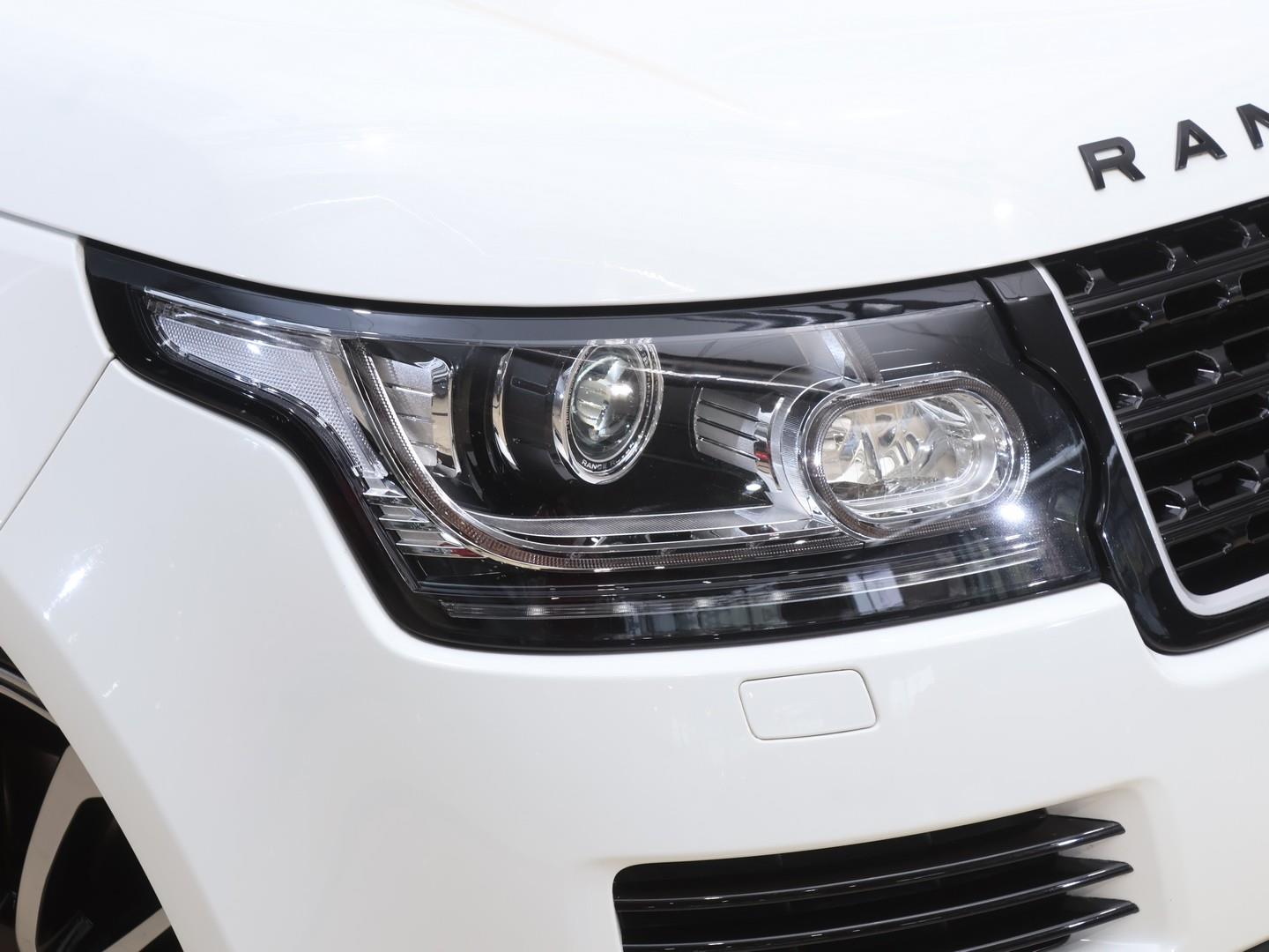 2017 Land Rover Range Rover Vogue SE Supercharged image 4
