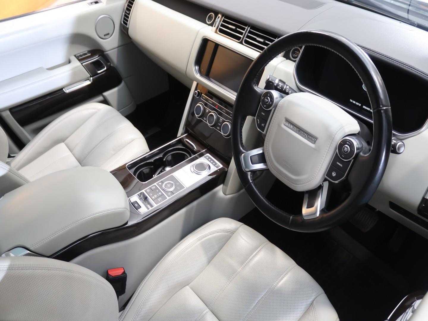 2017 Land Rover Range Rover Vogue SE Supercharged image 9