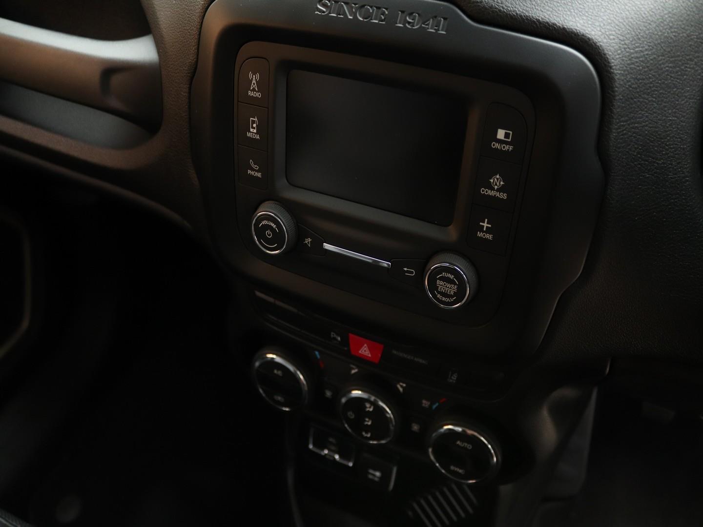 2016 Jeep Renegade 1.6L Multijet Limited image 10