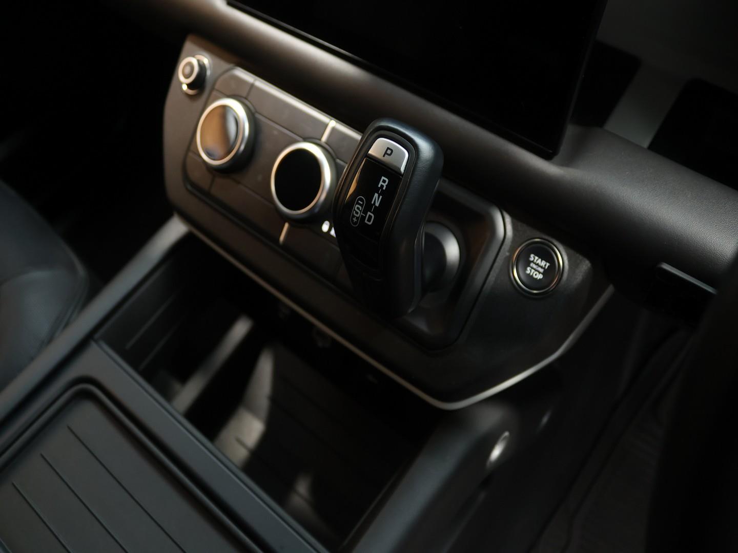 2023 Land Rover Defender 110 D300 X-Dynamic HSE image 11