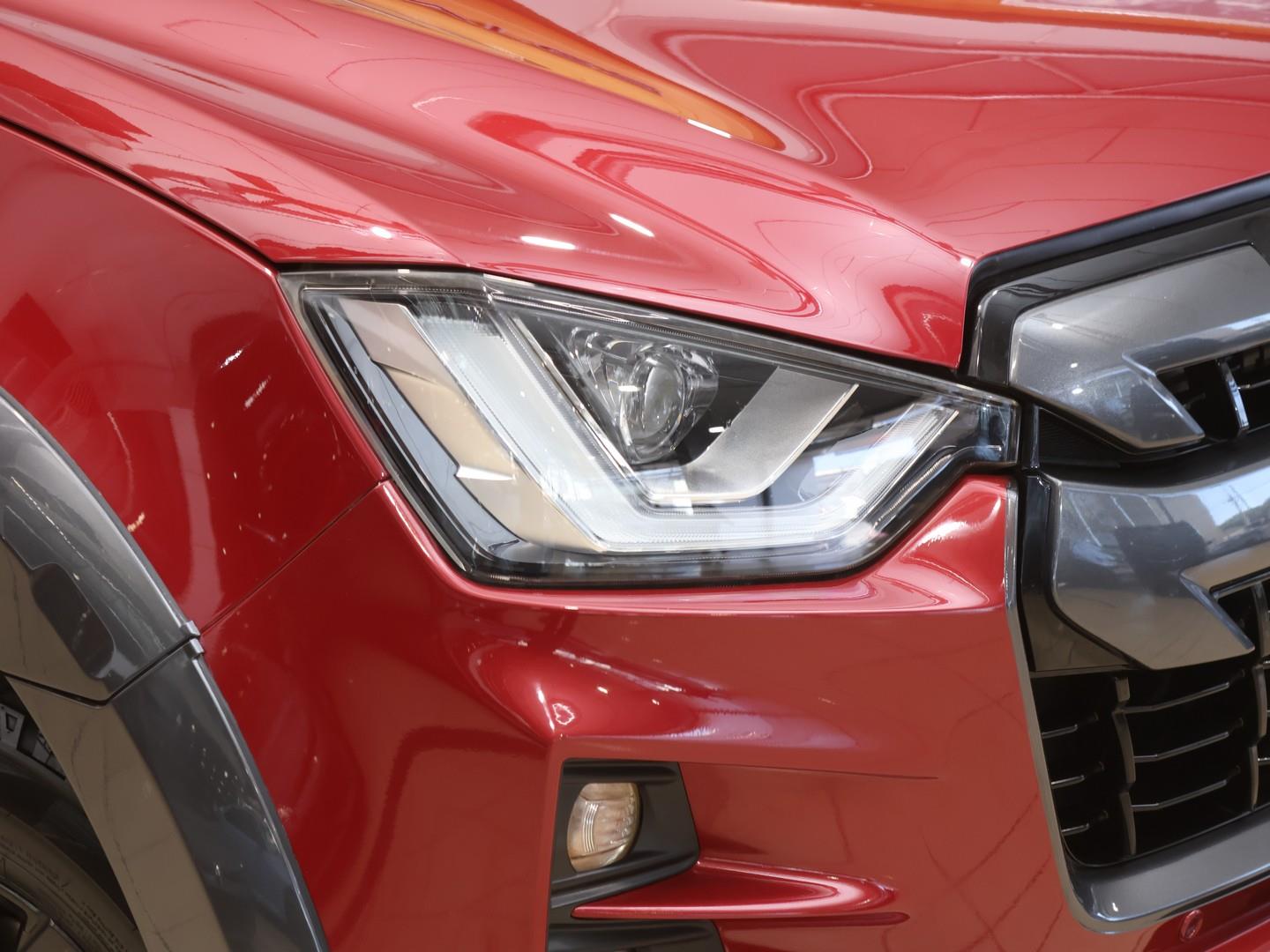 2025 Isuzu D-Max 3.0TD Double Cab V-Cross image 3