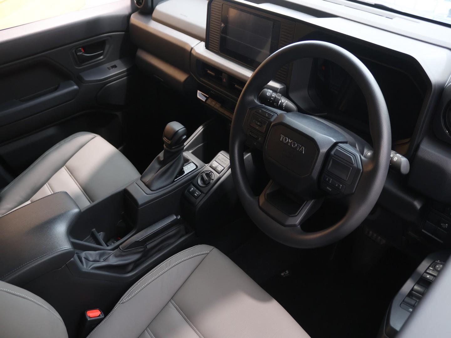 2026 Toyota Land Cruiser FJ 2.7 4x4 GX image 9