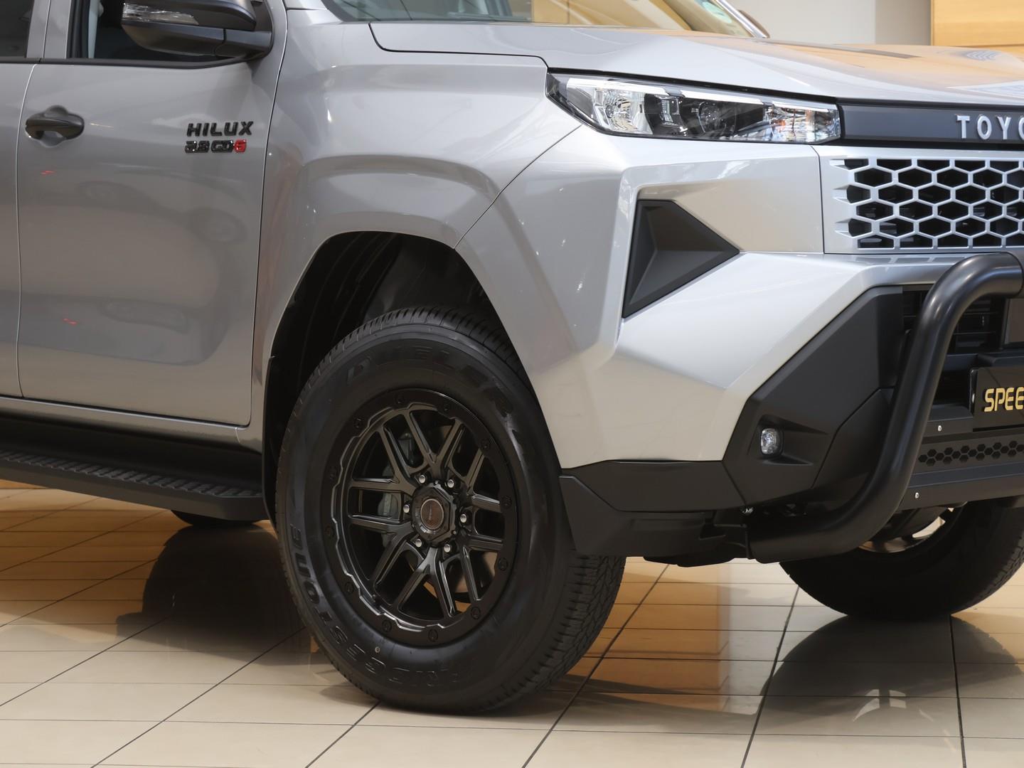 2026 Toyota Hilux 2.8GD-6 Double Cab SRX image 2