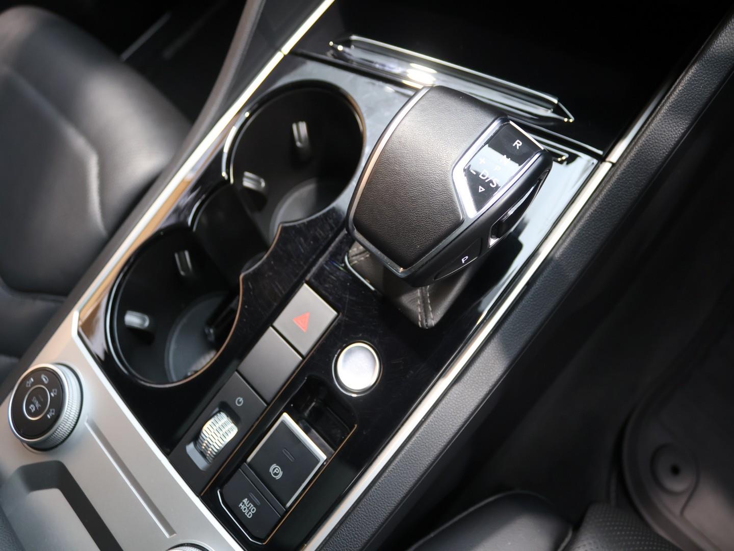 2022 Volkswagen Touareg V6 TDI Executive R-Line image 10