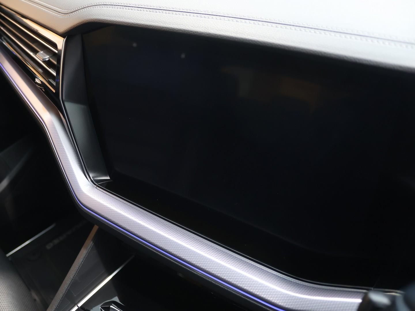 2022 Volkswagen Touareg V6 TDI Executive R-Line image 11