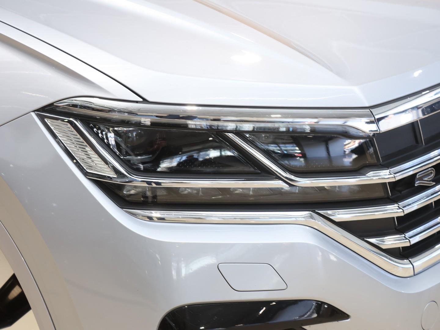 2022 Volkswagen Touareg V6 TDI Executive R-Line image 3
