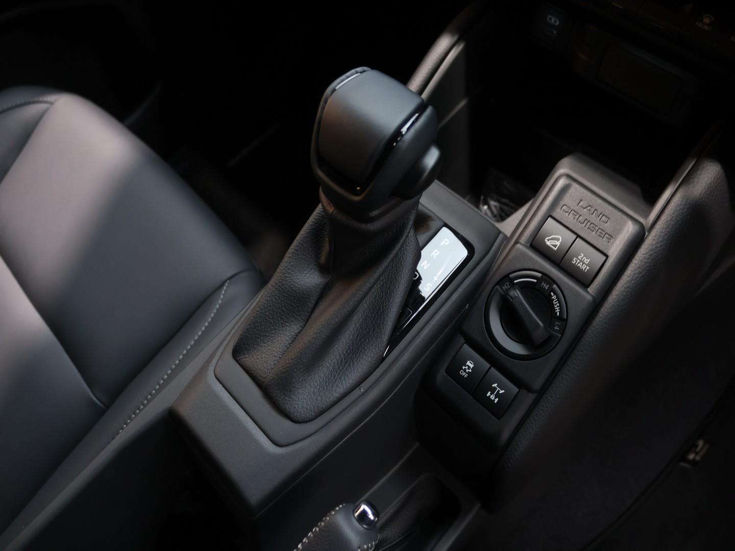 2026 Toyota Land Cruiser FJ 2.7 4x4 VX image 11