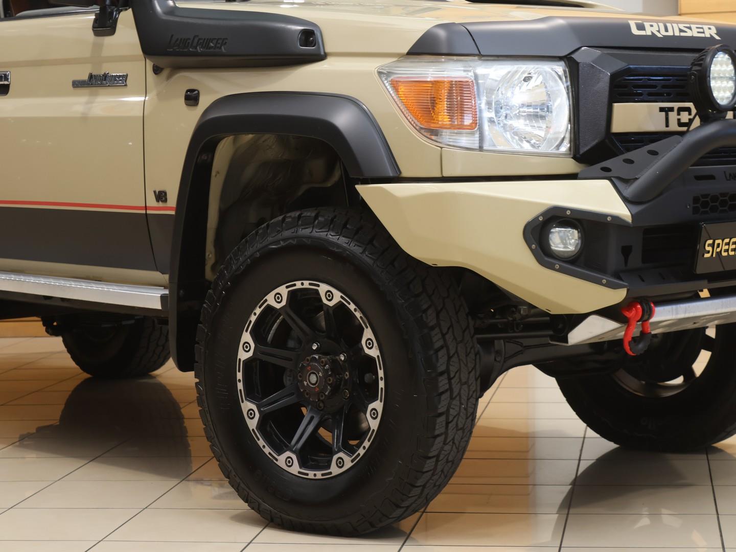 2016 Toyota Land Cruiser 79 4.5D-4D LX V8 Double Cab image 3