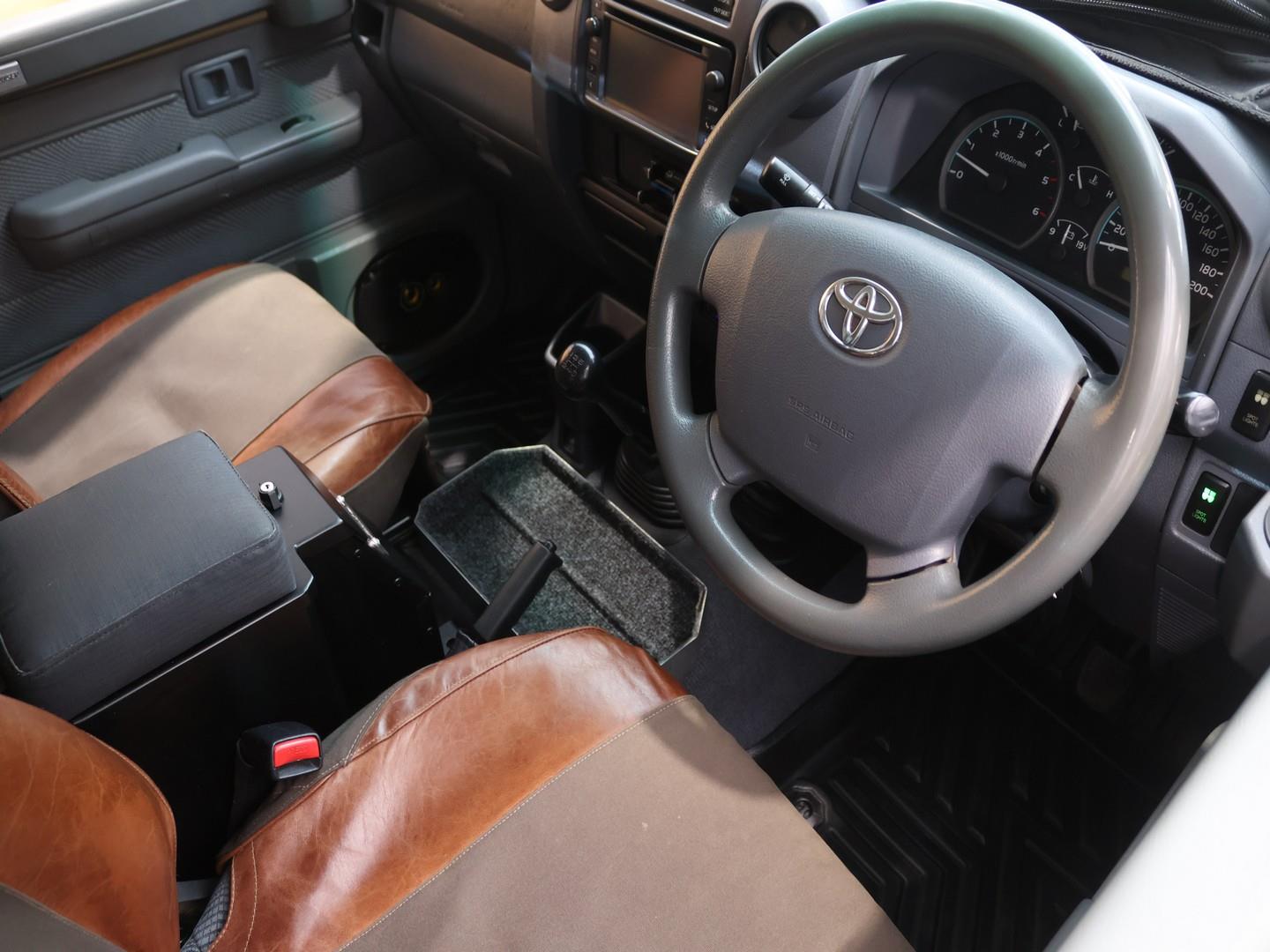 2016 Toyota Land Cruiser 79 4.5D-4D LX V8 Double Cab image 9