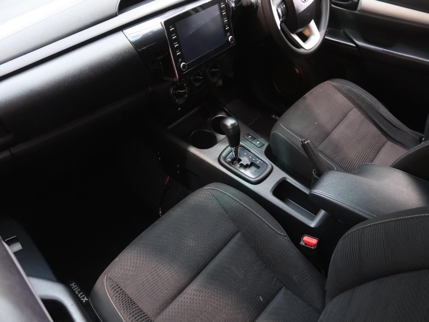 2023 Toyota Hilux 2.4GD-6 Xtra Cab Raider Auto image 12