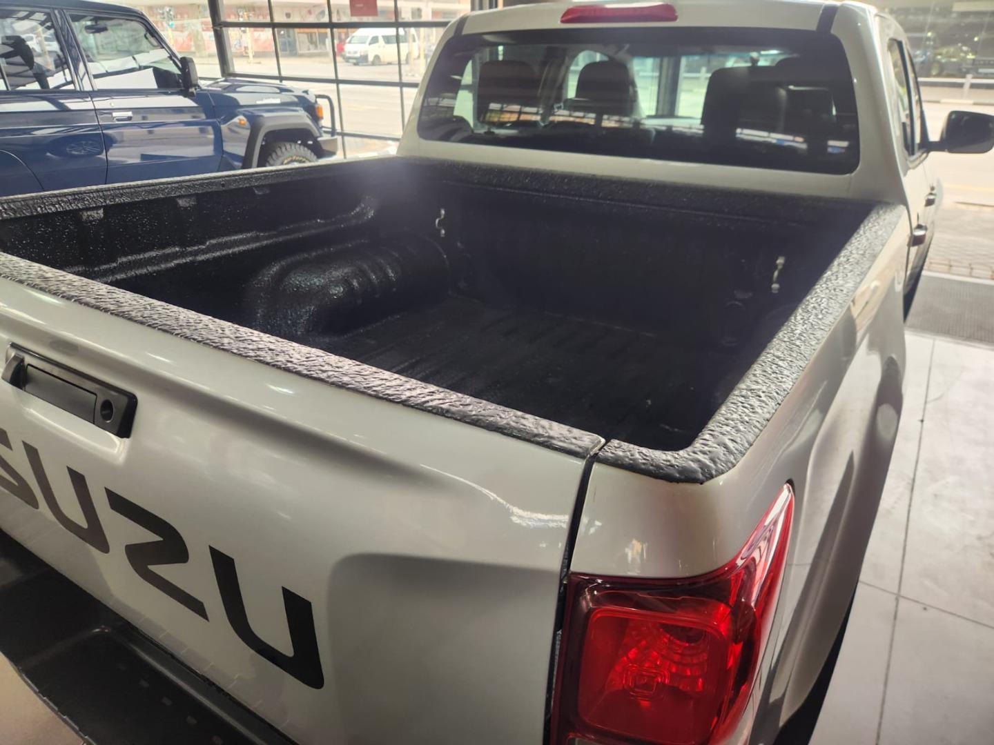 2023 Isuzu D-Max 1.9TD Double Cab L (Manual) image 6