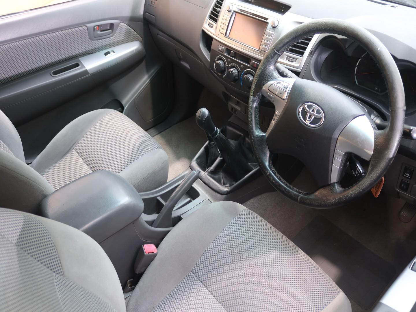 2014 Toyota Hilux 3.0D-4D Xtra Cab 4x4 Raider image 6