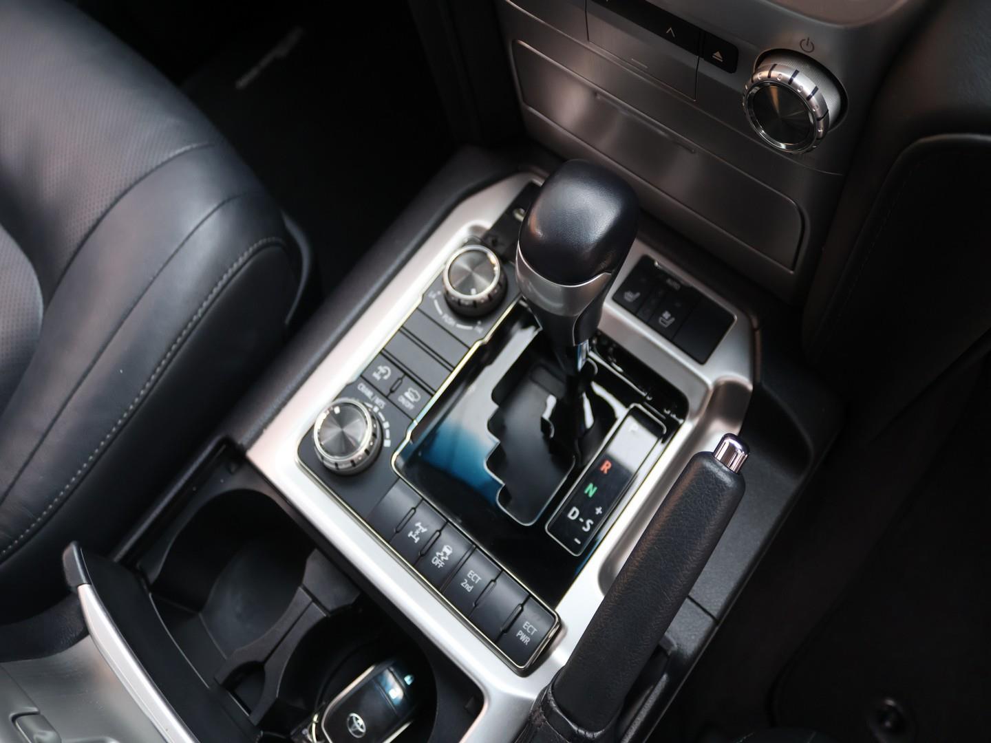 2020 Toyota Land Cruiser 200 4.5D-4D V8 VX-R image 10