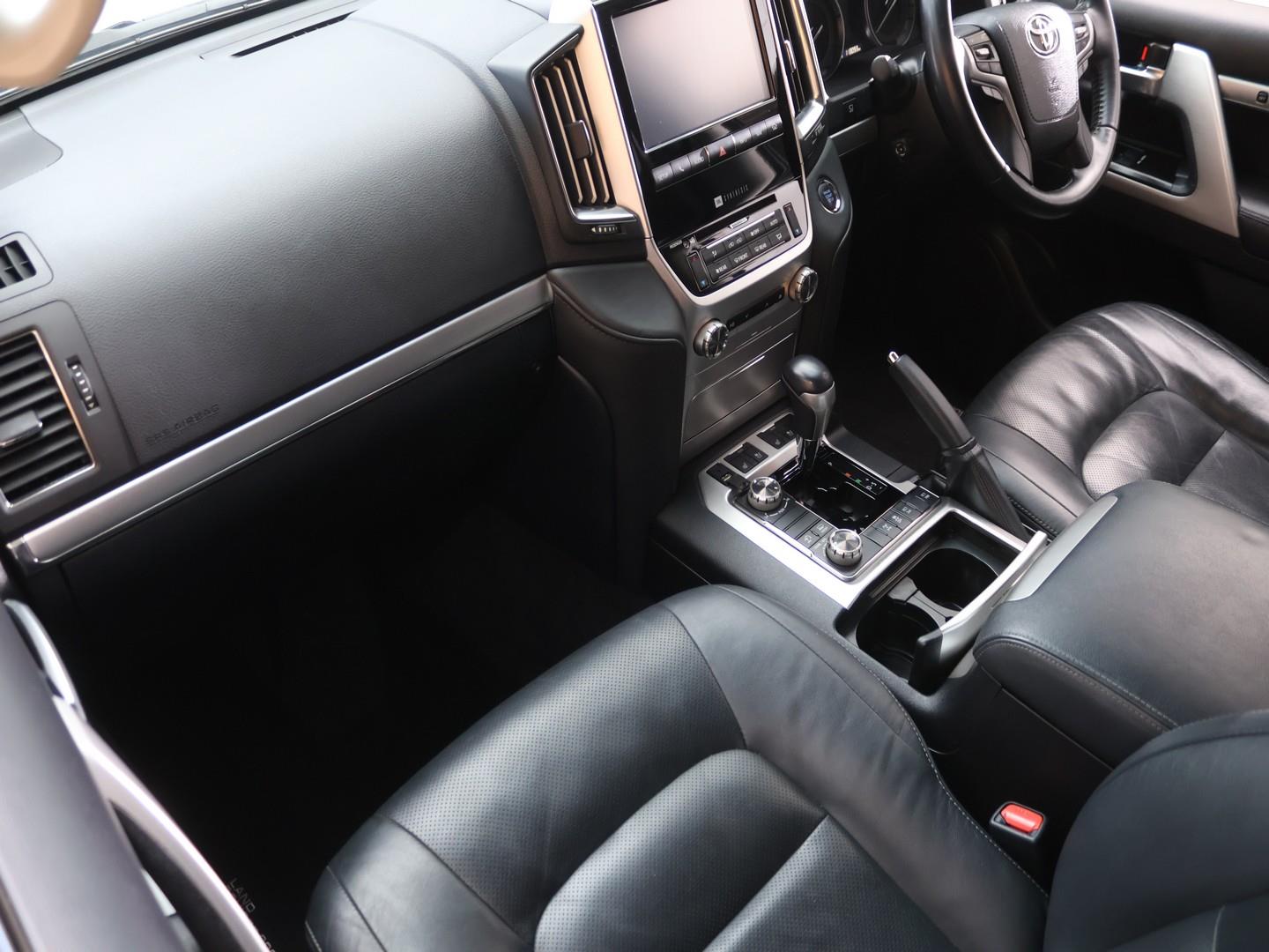 2020 Toyota Land Cruiser 200 4.5D-4D V8 VX-R image 11