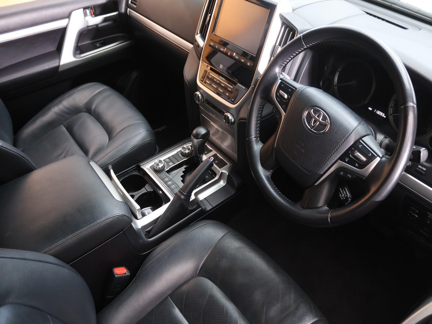 2020 Toyota Land Cruiser 200 4.5D-4D V8 VX-R image 12