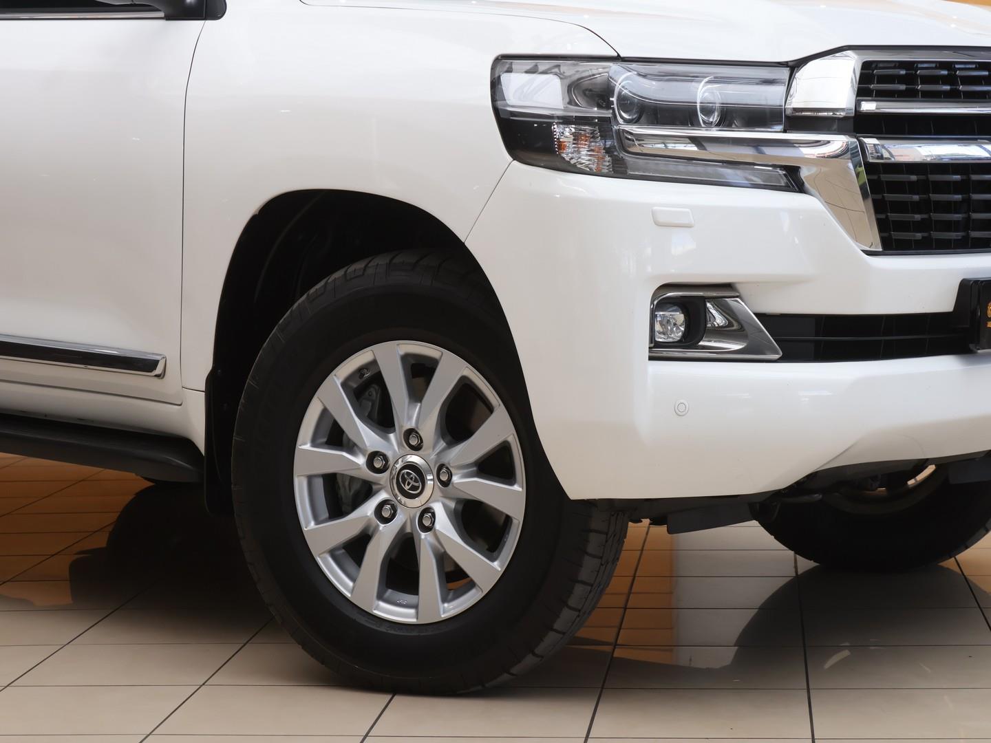 2020 Toyota Land Cruiser 200 4.5D-4D V8 VX-R image 2