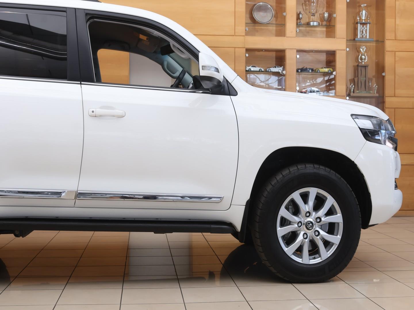 2020 Toyota Land Cruiser 200 4.5D-4D V8 VX-R image 3