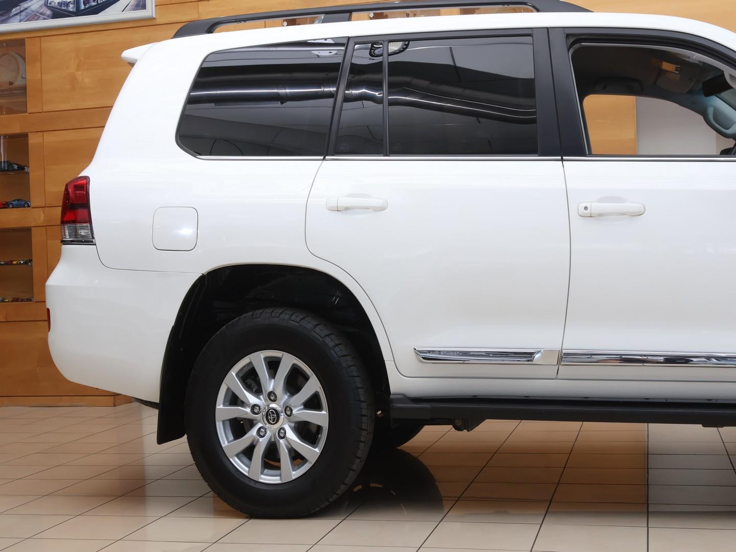 2020 Toyota Land Cruiser 200 4.5D-4D V8 VX-R image 6
