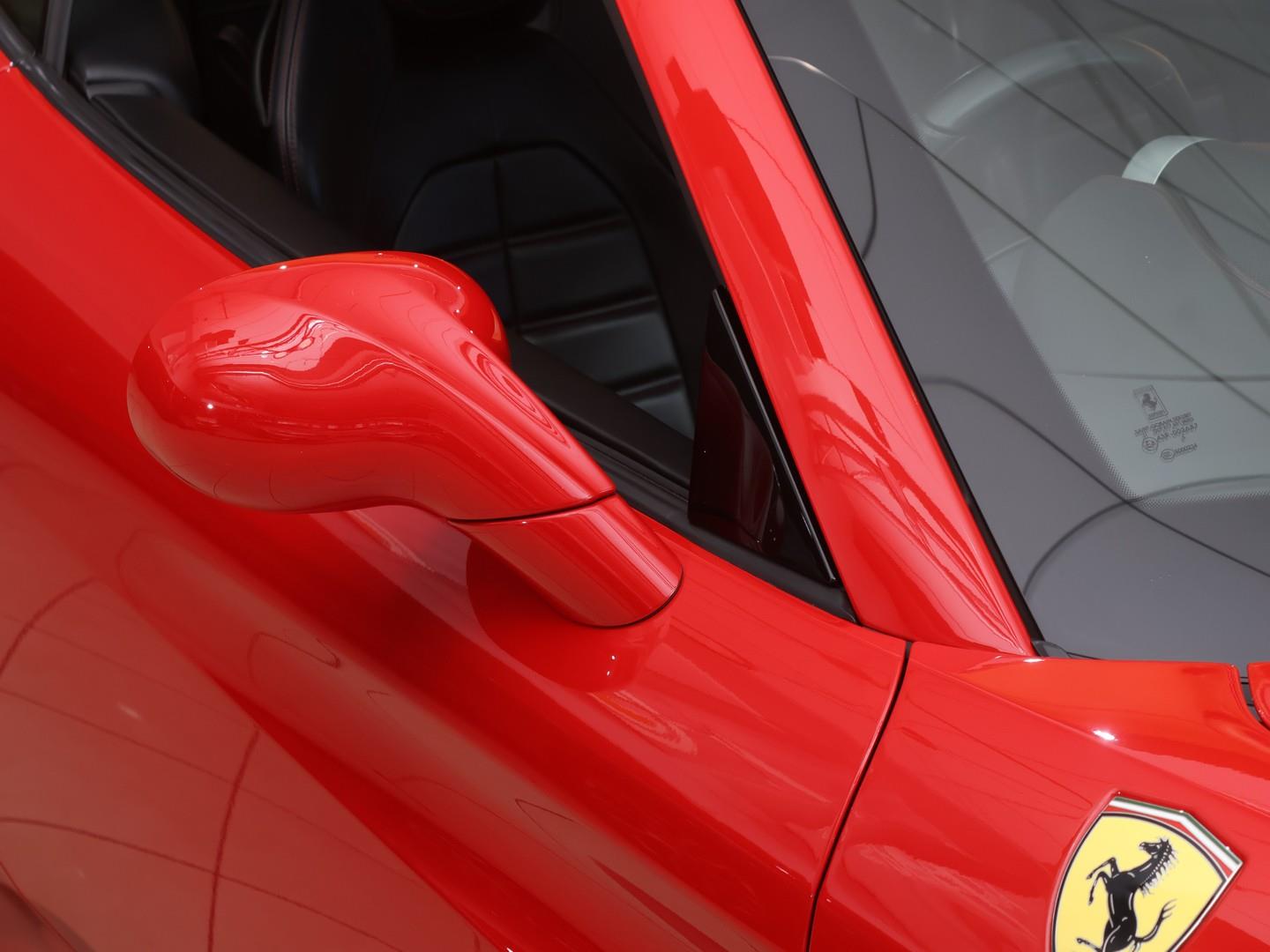 2017 Ferrari California T image 10