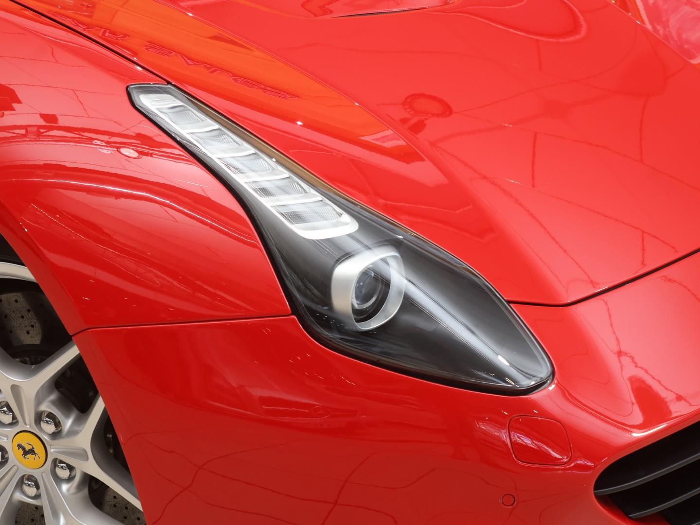 2017 Ferrari California T image 8