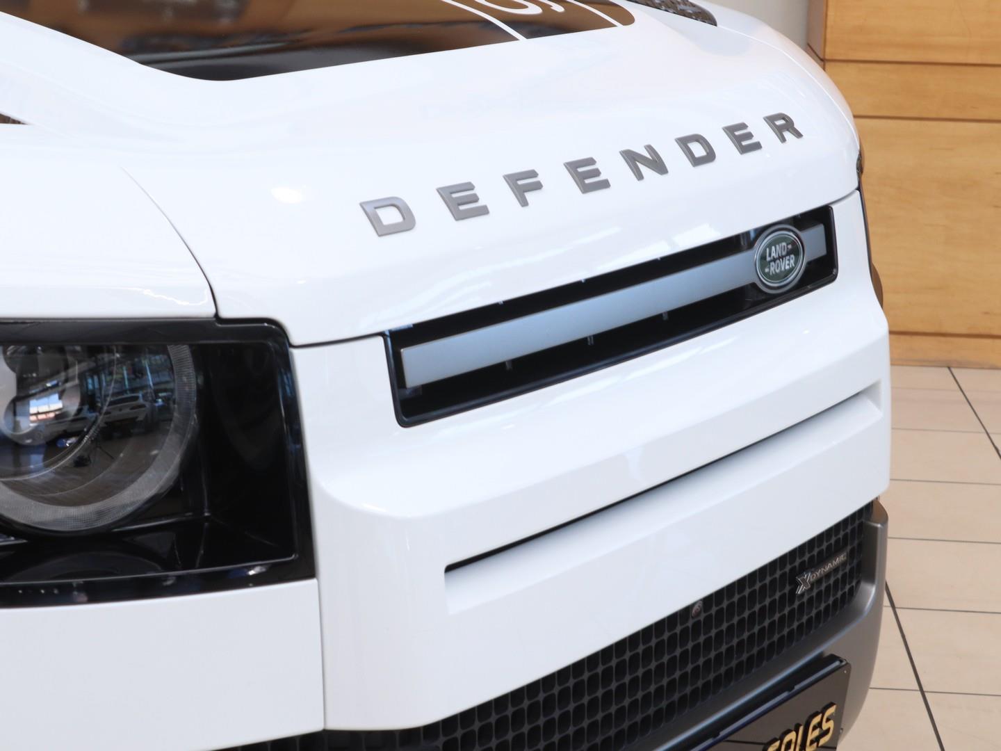 Land Rover Defender - Image 4