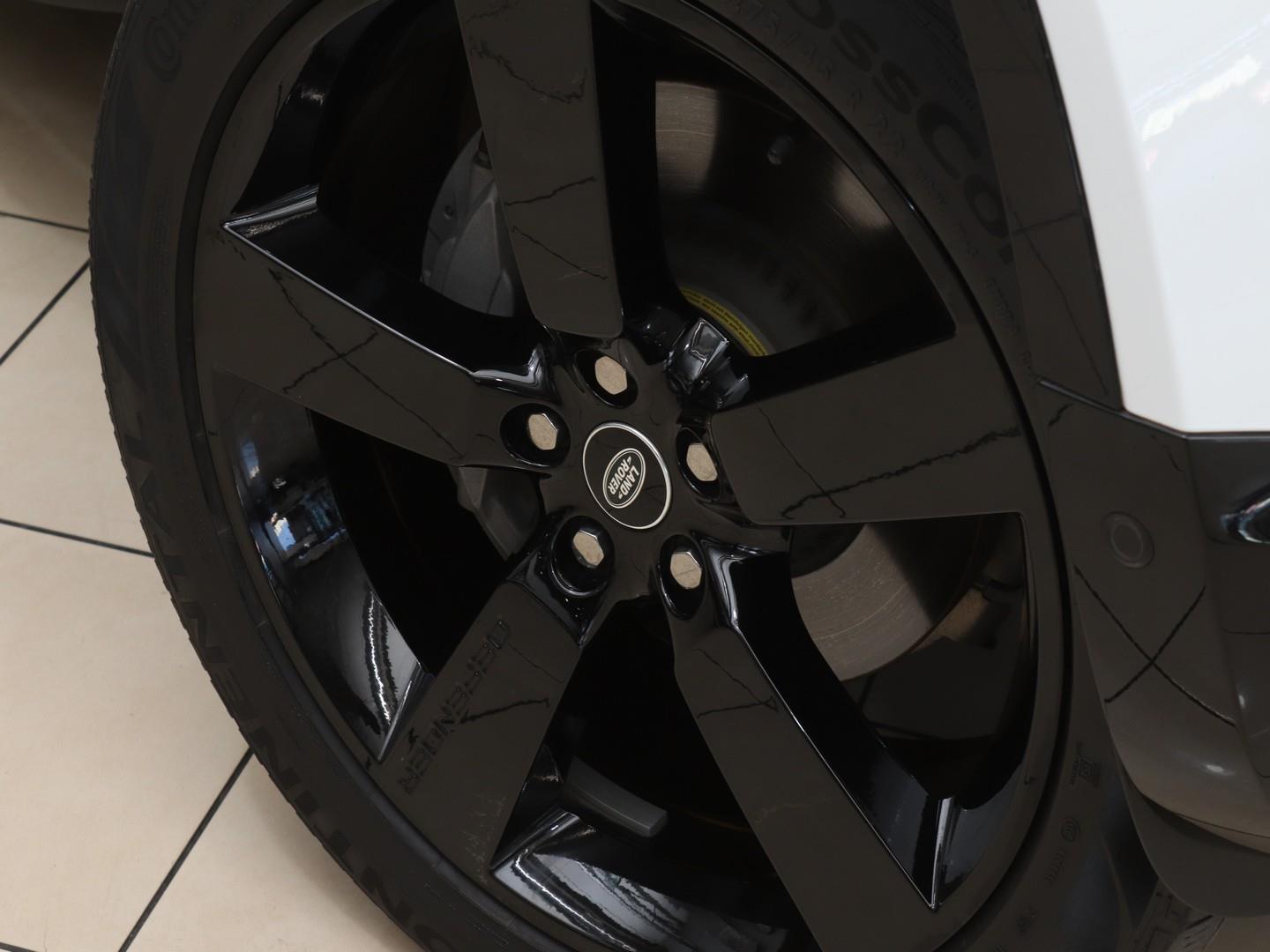 Land Rover Defender - Image 6