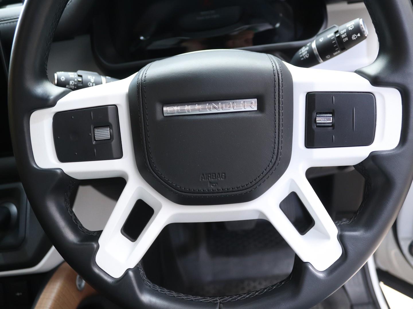 Land Rover Defender - Image 10