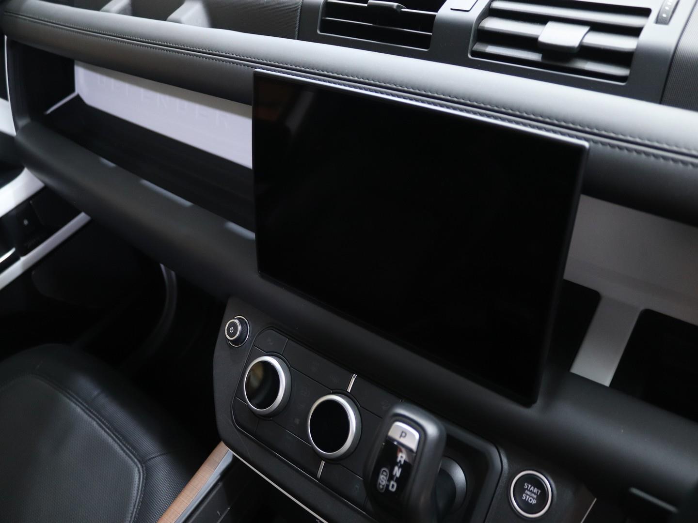 Land Rover Defender - Image 11