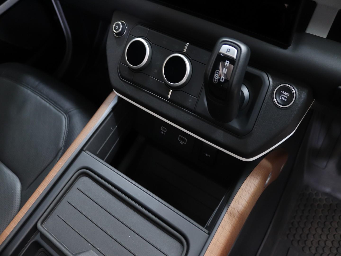 Land Rover Defender - Image 12